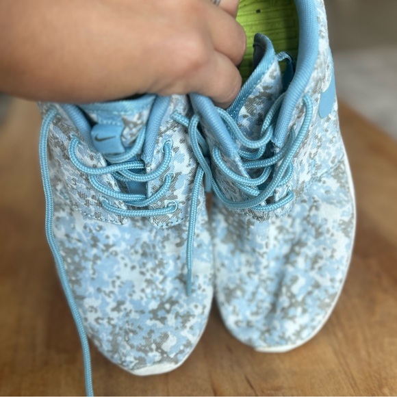 Women’s Roshe Run Premium 'Blue Camo' Nike shoes - Picture 4 of 6